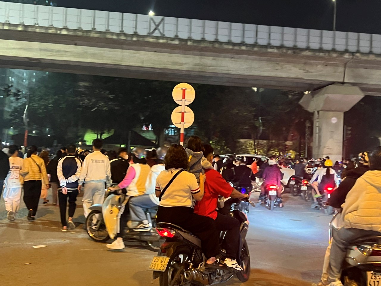 Sau giao thừa, nhiều người trẻ phớt lờ quy định đội mũ bảo hiểm - ảnh 1