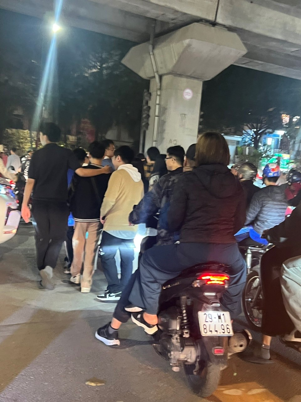 Sau giao thừa, nhiều người trẻ phớt lờ quy định đội mũ bảo hiểm - ảnh 4