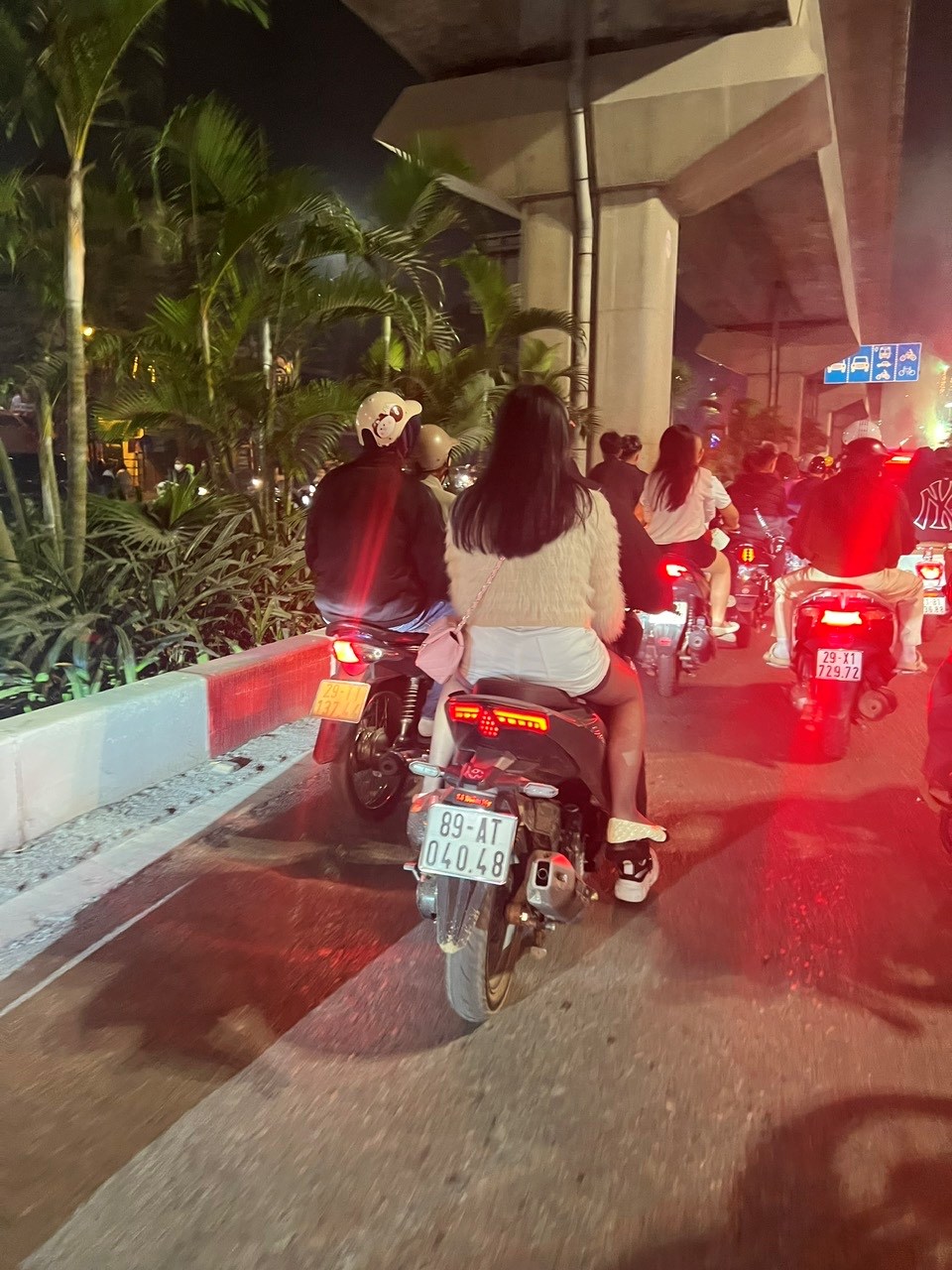 Sau giao thừa, nhiều người trẻ phớt lờ quy định đội mũ bảo hiểm - ảnh 2