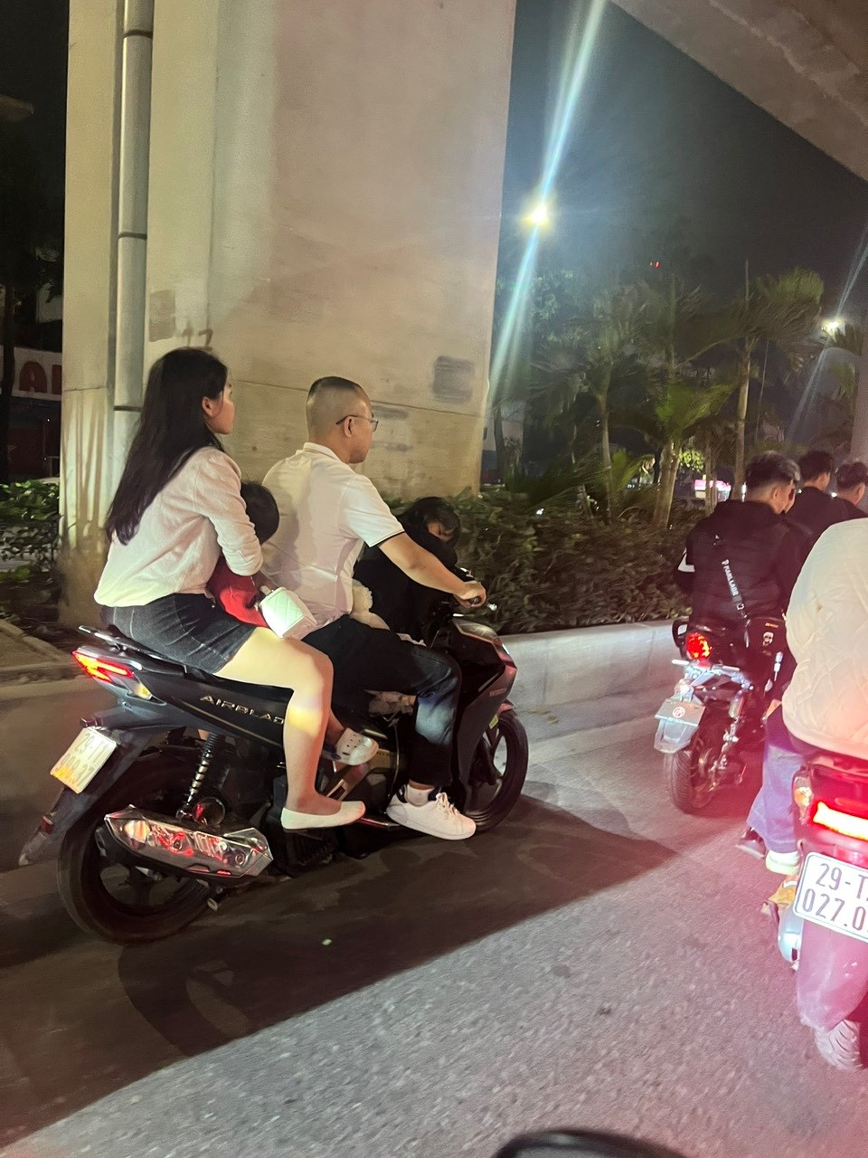 Sau giao thừa, nhiều người trẻ phớt lờ quy định đội mũ bảo hiểm - ảnh 5