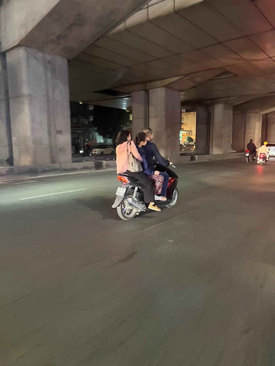 Sau giao thừa, nhiều người trẻ phớt lờ quy định đội mũ bảo hiểm - ảnh 3