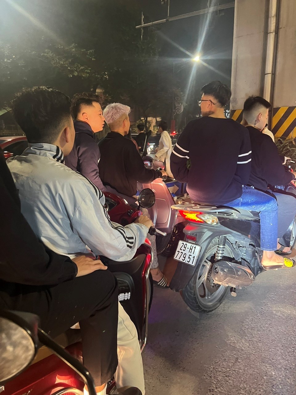 Sau giao thừa, nhiều người trẻ phớt lờ quy định đội mũ bảo hiểm - ảnh 6