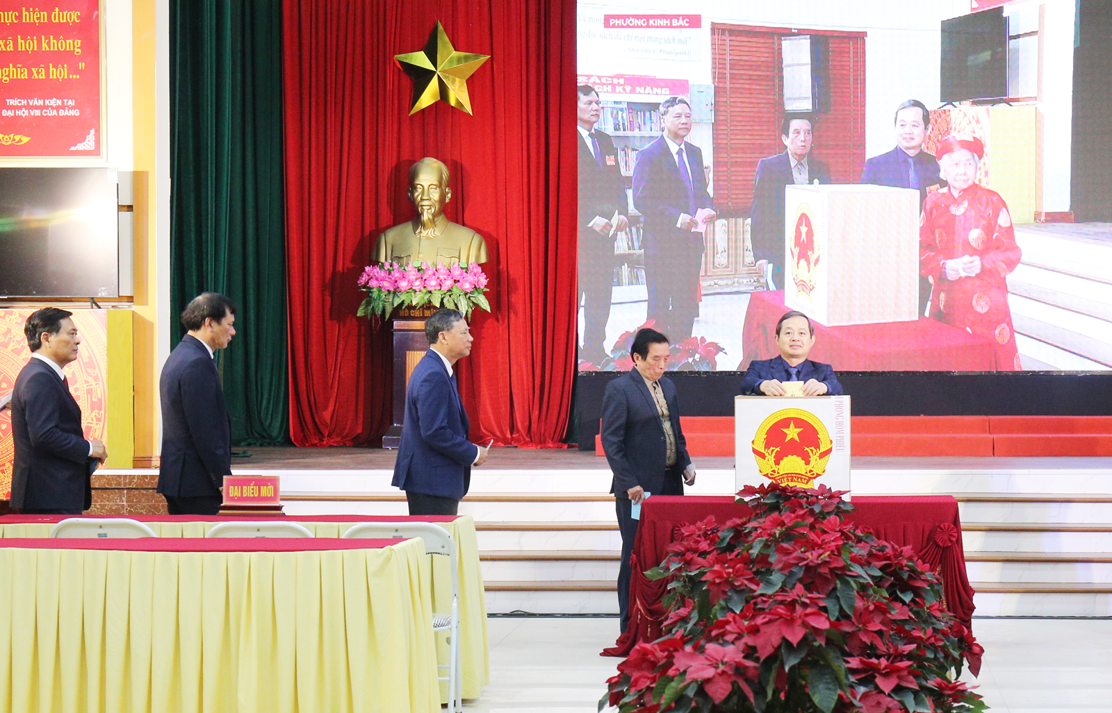 Lãnh đạo tỉnh Bắc Ninh bỏ phiếu thực hiện nghĩa vụ công dân - ảnh 4