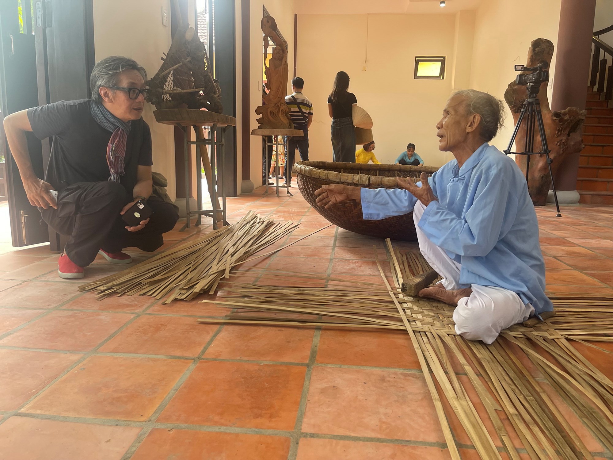 Du khách hào hứng trải nghiệm làng mộc Kim Bồng - ảnh 2