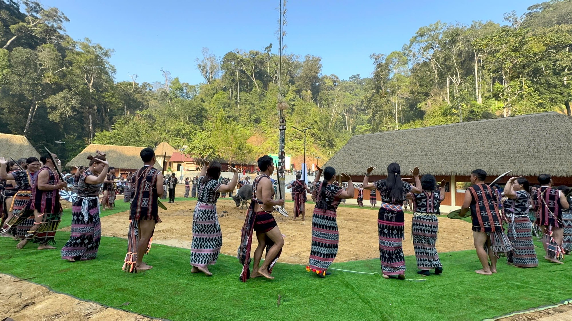 Không gian lễ hội tạ ơn rừng tại rừng di sản pơmu Hùng Sơn