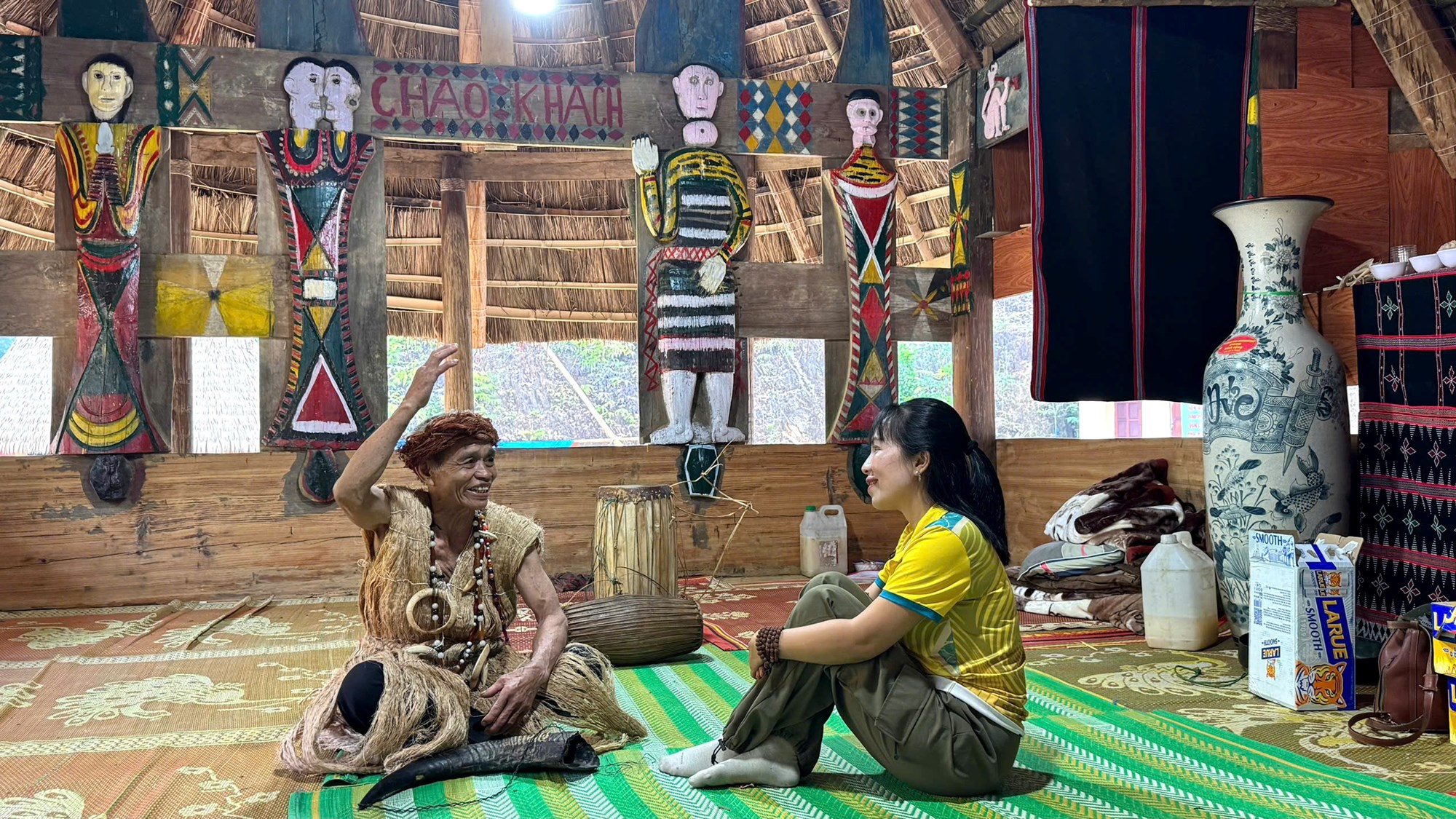 Già làng kể chuyện văn hóa tạ ơn rừng của người Cơ Tu