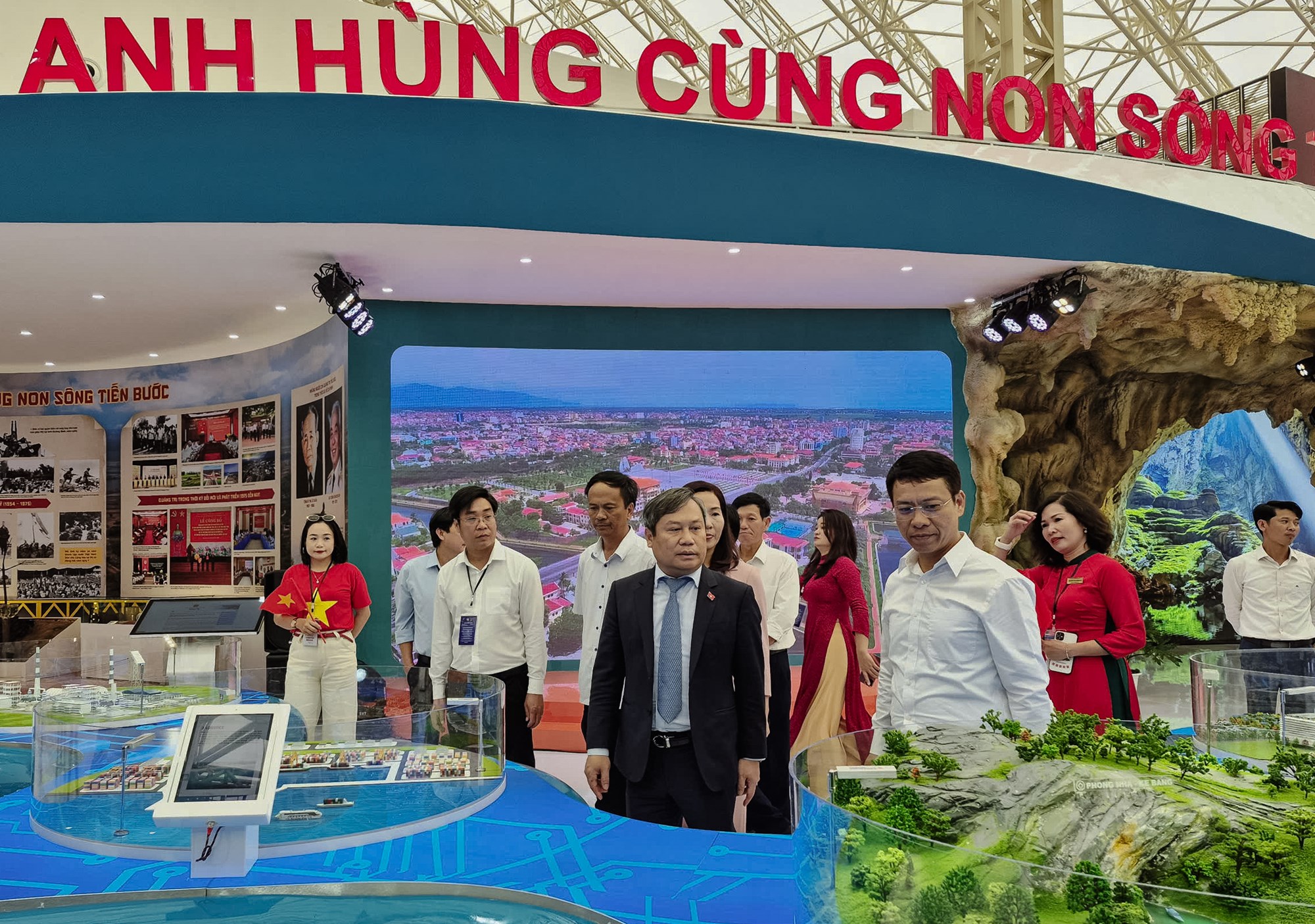 Từ bom đạn chiến tranh đến khát vọng hòa bình và phát triển - ảnh 14