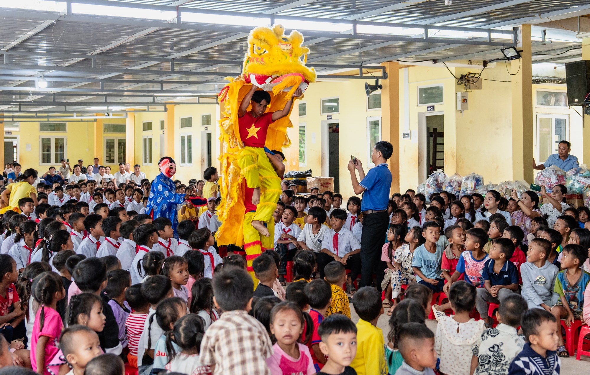 Niềm vui Trung thu của những đứa trẻ Ma Coong - ảnh 1