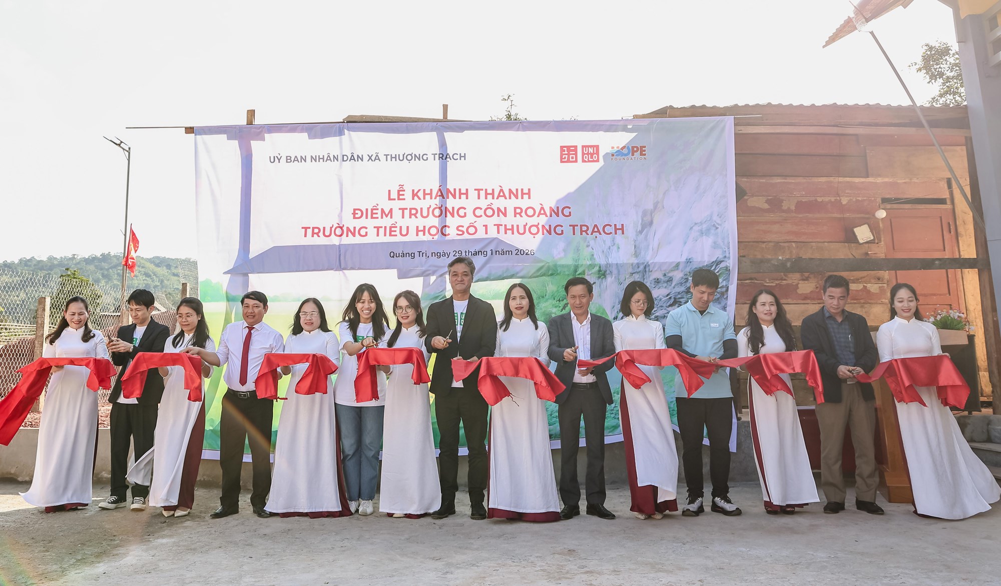 Từ lớp học ghép ván đến mái trường kiên cố - ảnh 2