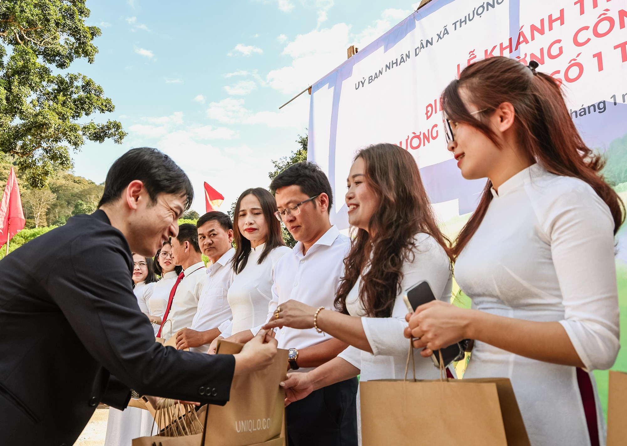 Từ lớp học ghép ván đến mái trường kiên cố - ảnh 9