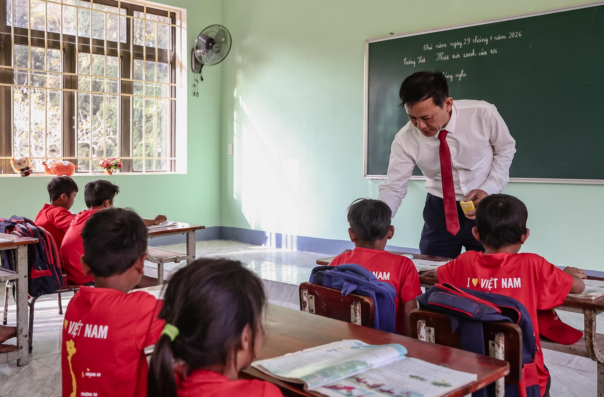 Từ lớp học ghép ván đến mái trường kiên cố - ảnh 8