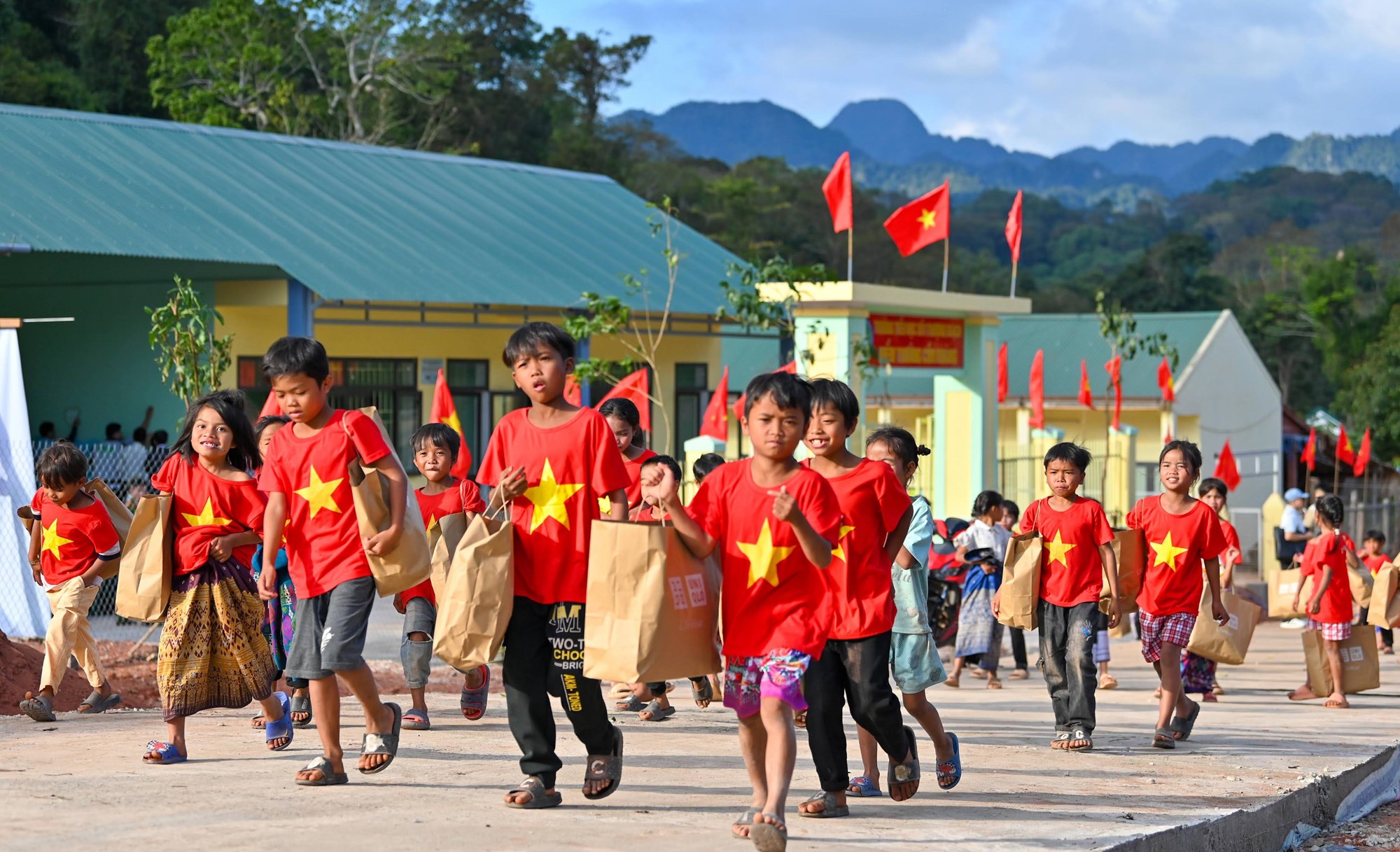 Từ lớp học ghép ván đến mái trường kiên cố - ảnh 1