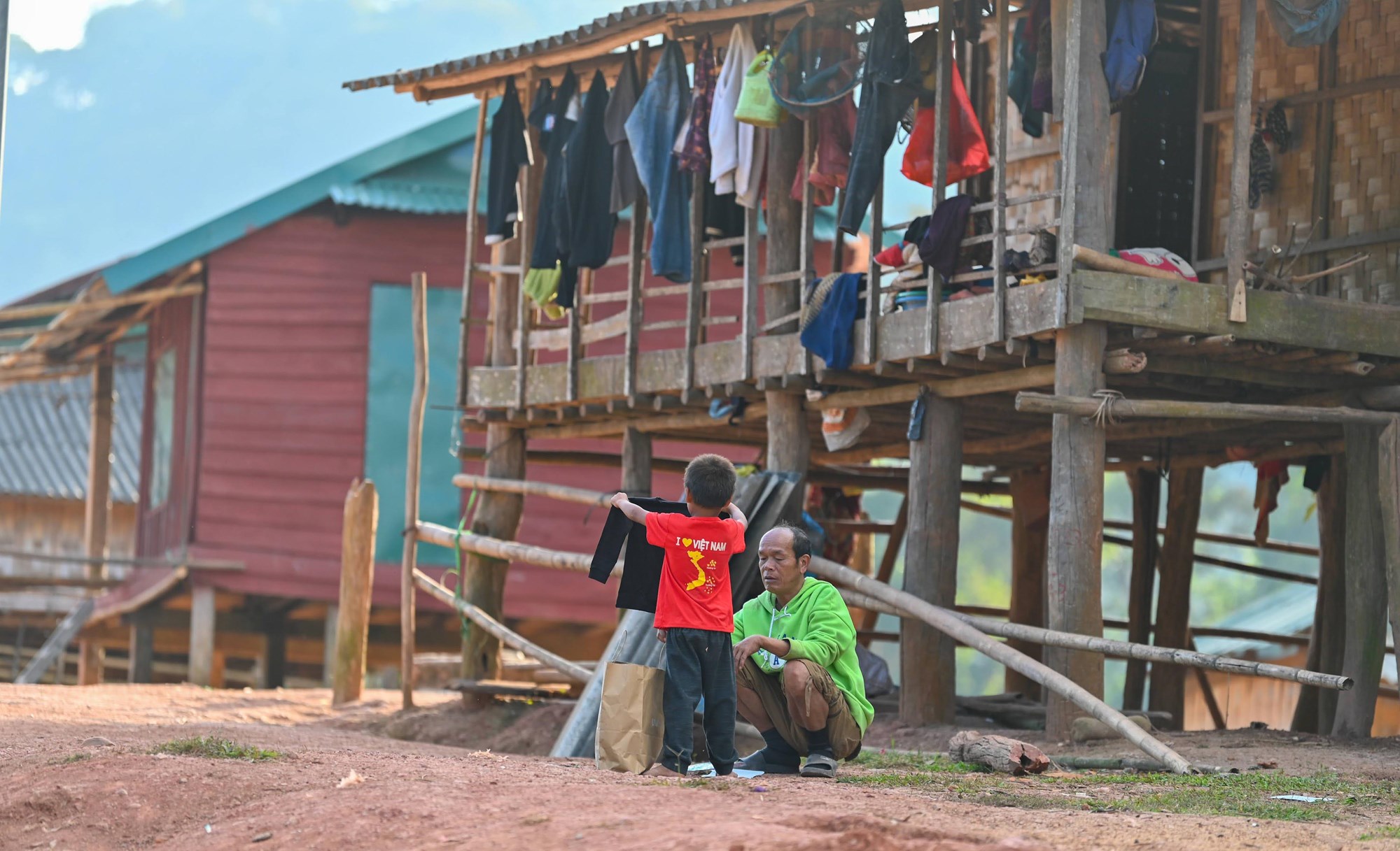 Từ lớp học ghép ván đến mái trường kiên cố - ảnh 12