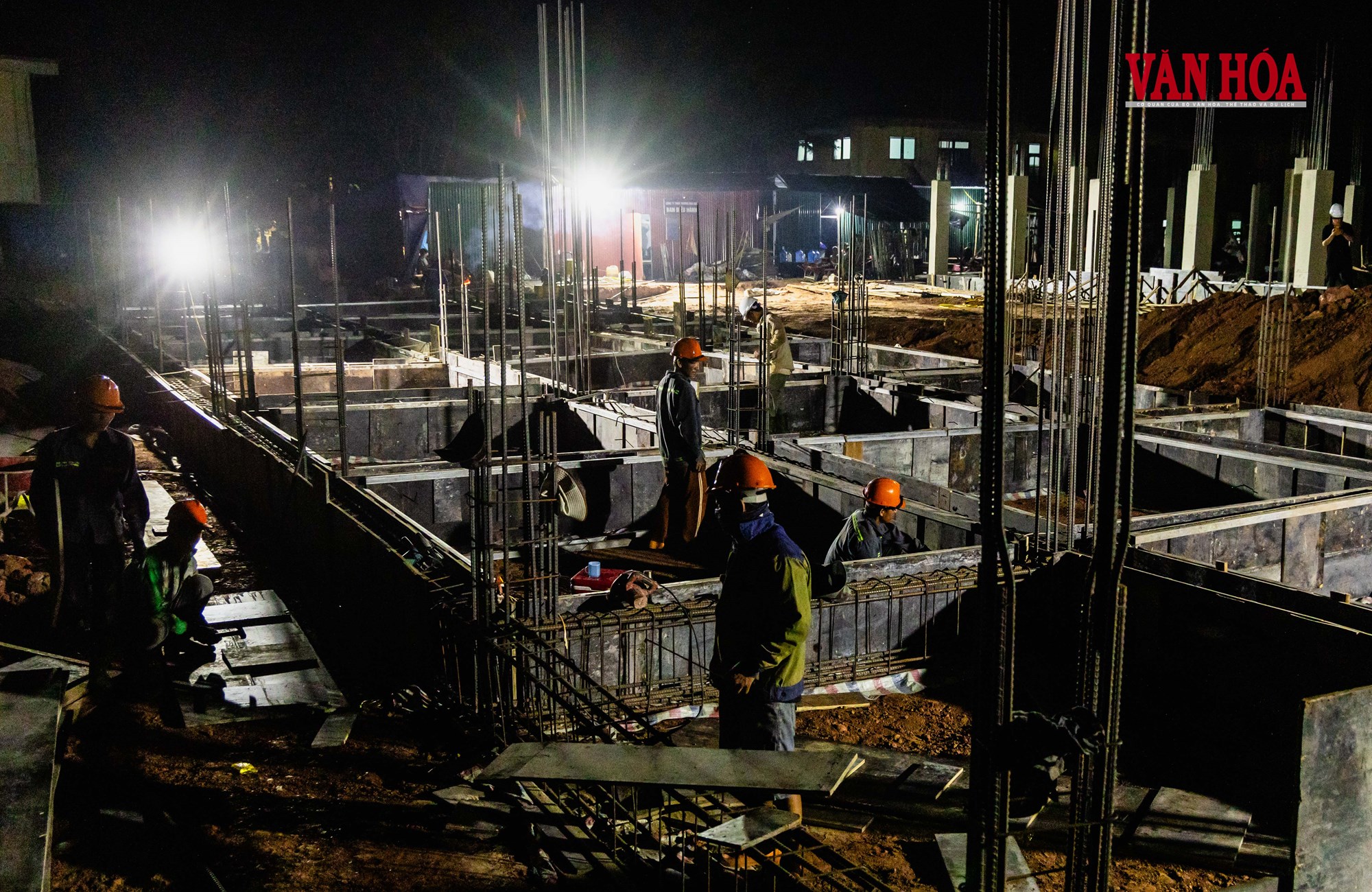 Nắng nóng bủa vây, công nhân vẫn bám công trường - ảnh 12