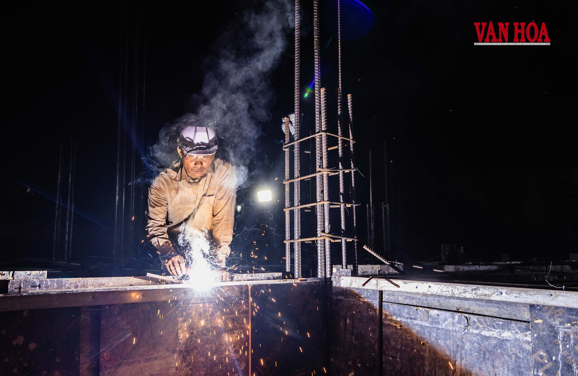 Nắng nóng bủa vây, công nhân vẫn bám công trường - ảnh 13