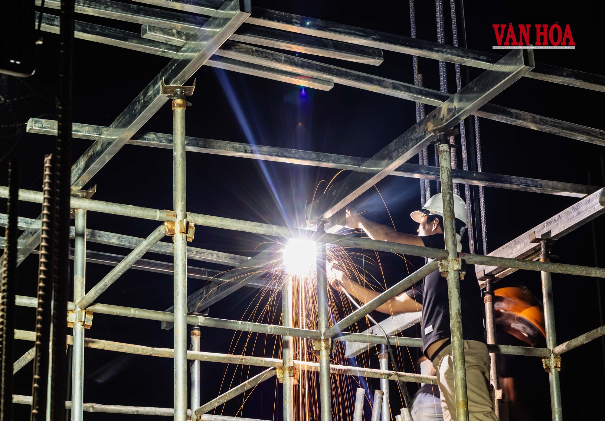 Nắng nóng bủa vây, công nhân vẫn bám công trường - ảnh 14