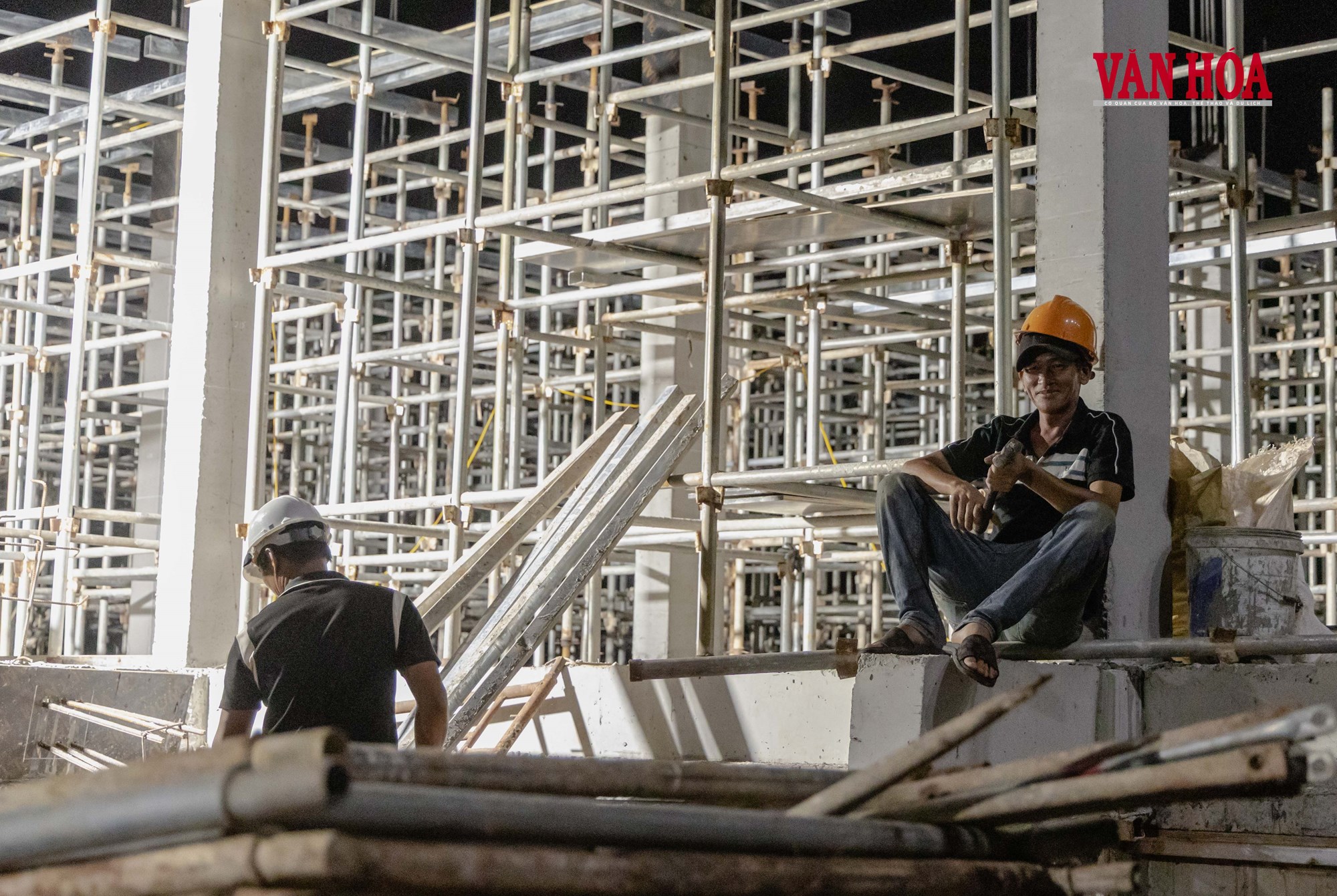 Nắng nóng bủa vây, công nhân vẫn bám công trường - ảnh 15