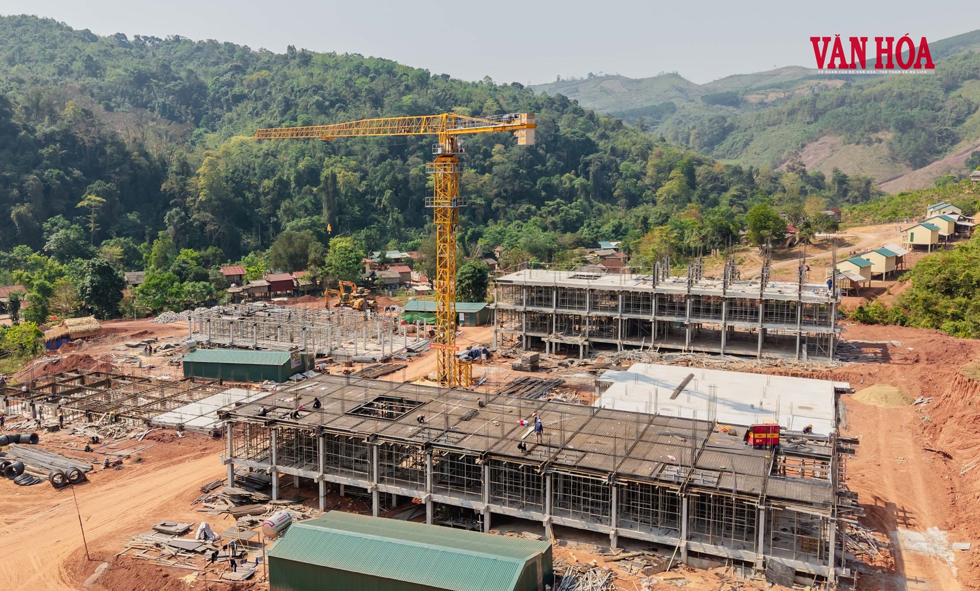 Nắng nóng bủa vây, công nhân vẫn bám công trường - ảnh 1