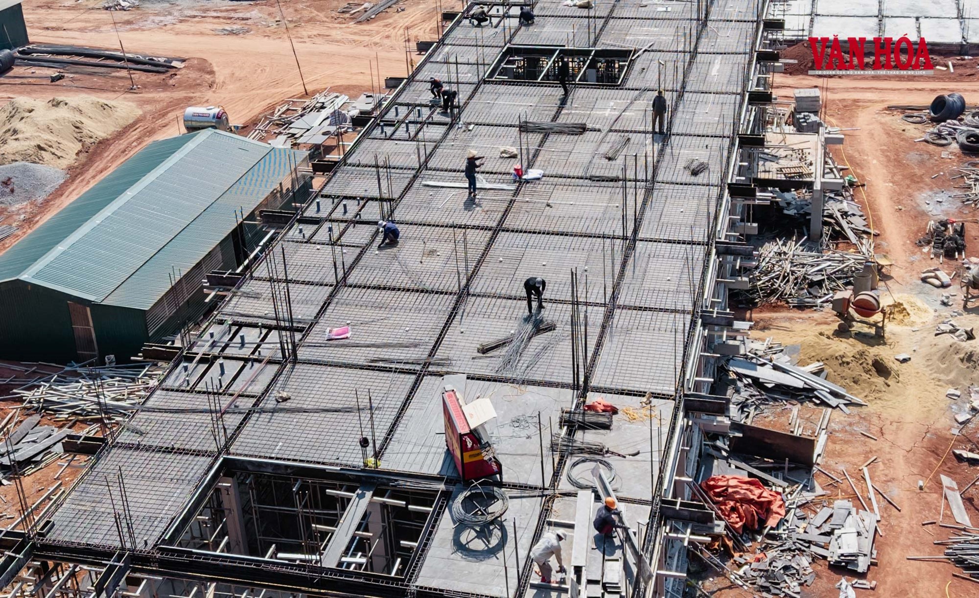 Nắng nóng bủa vây, công nhân vẫn bám công trường - ảnh 3