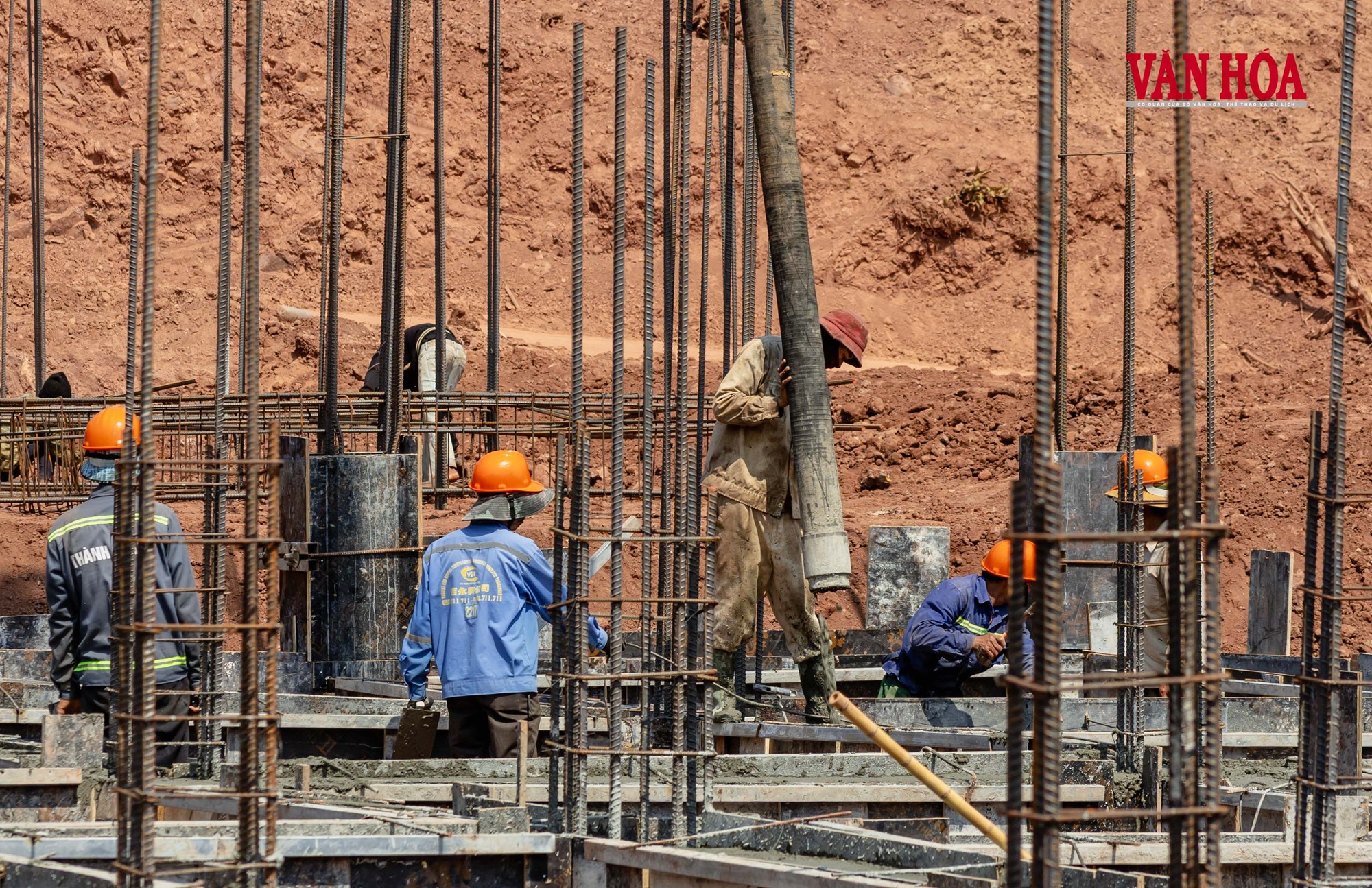 Nắng nóng bủa vây, công nhân vẫn bám công trường - ảnh 4