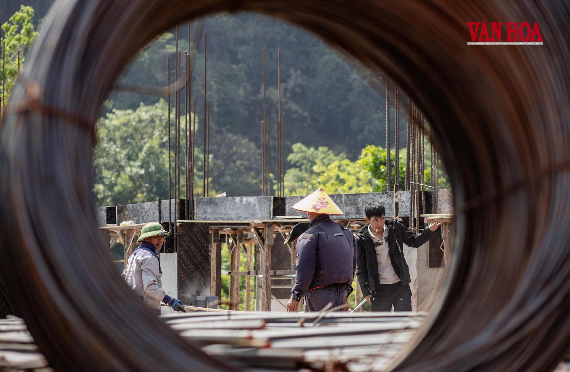 Nắng nóng bủa vây, công nhân vẫn bám công trường - ảnh 5