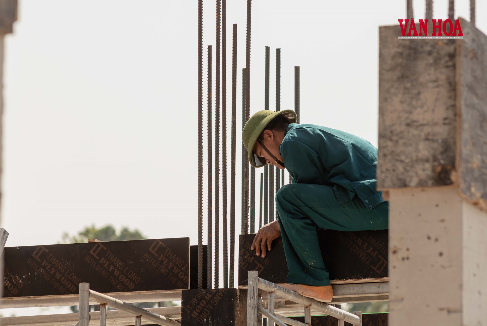 Nắng nóng bủa vây, công nhân vẫn bám công trường - ảnh 6