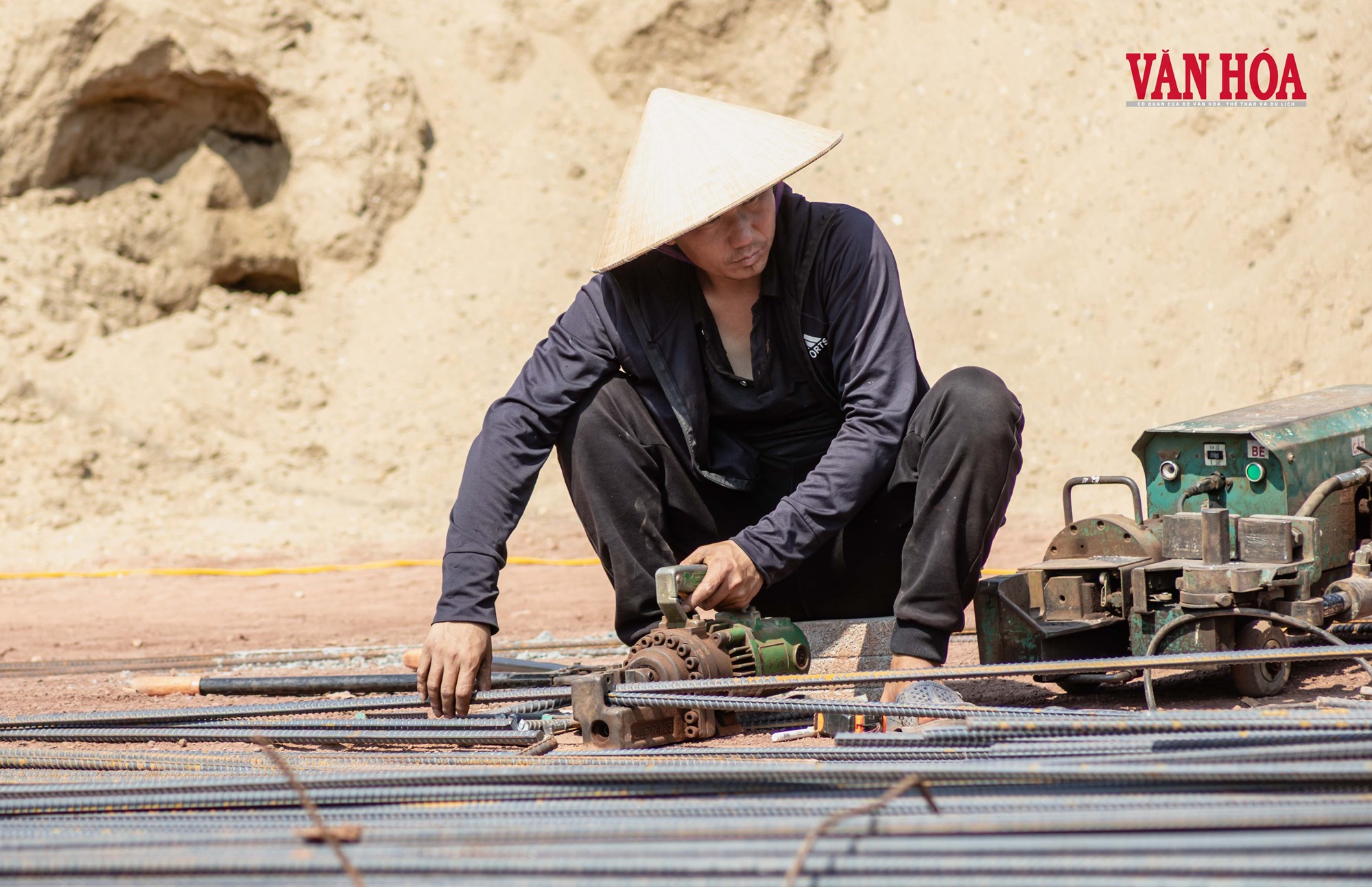 Nắng nóng bủa vây, công nhân vẫn bám công trường - ảnh 7