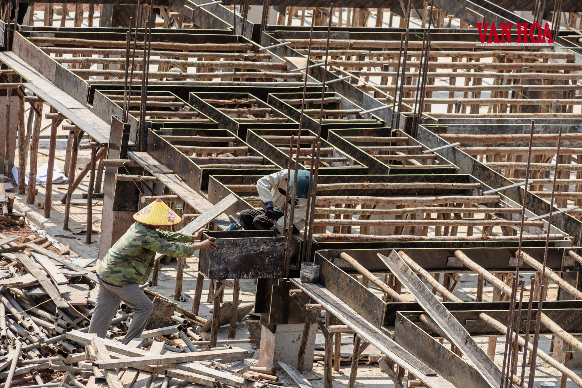 Nắng nóng bủa vây, công nhân vẫn bám công trường - ảnh 8