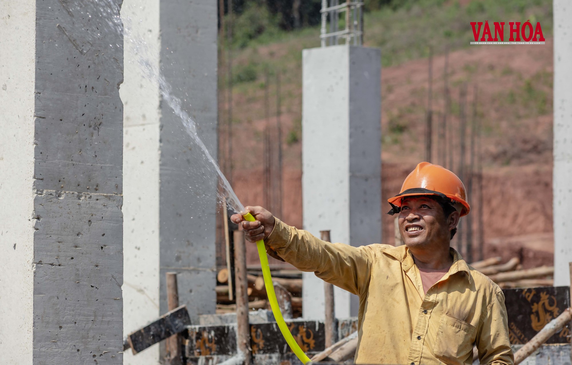 Nắng nóng bủa vây, công nhân vẫn bám công trường - ảnh 10