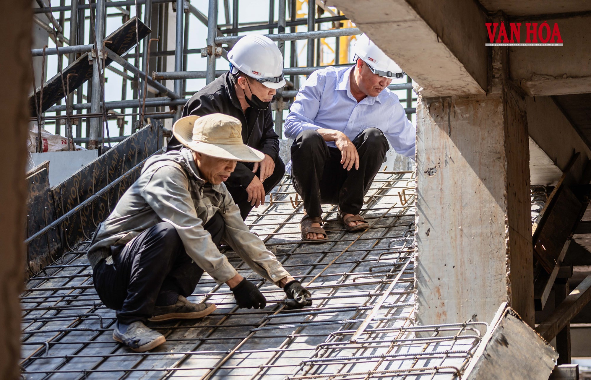 Nắng nóng bủa vây, công nhân vẫn bám công trường - ảnh 11