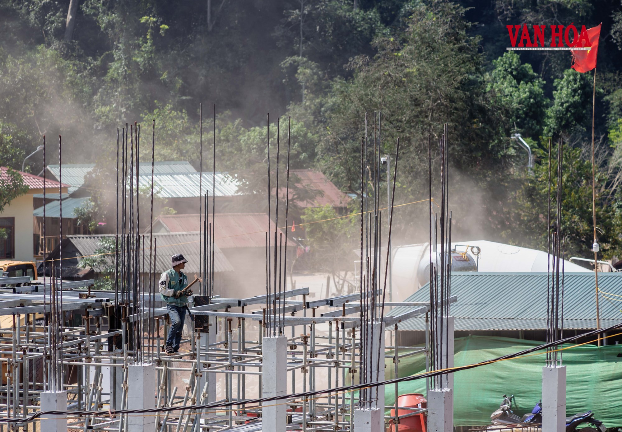 Nắng nóng bủa vây, công nhân vẫn bám công trường - ảnh 9