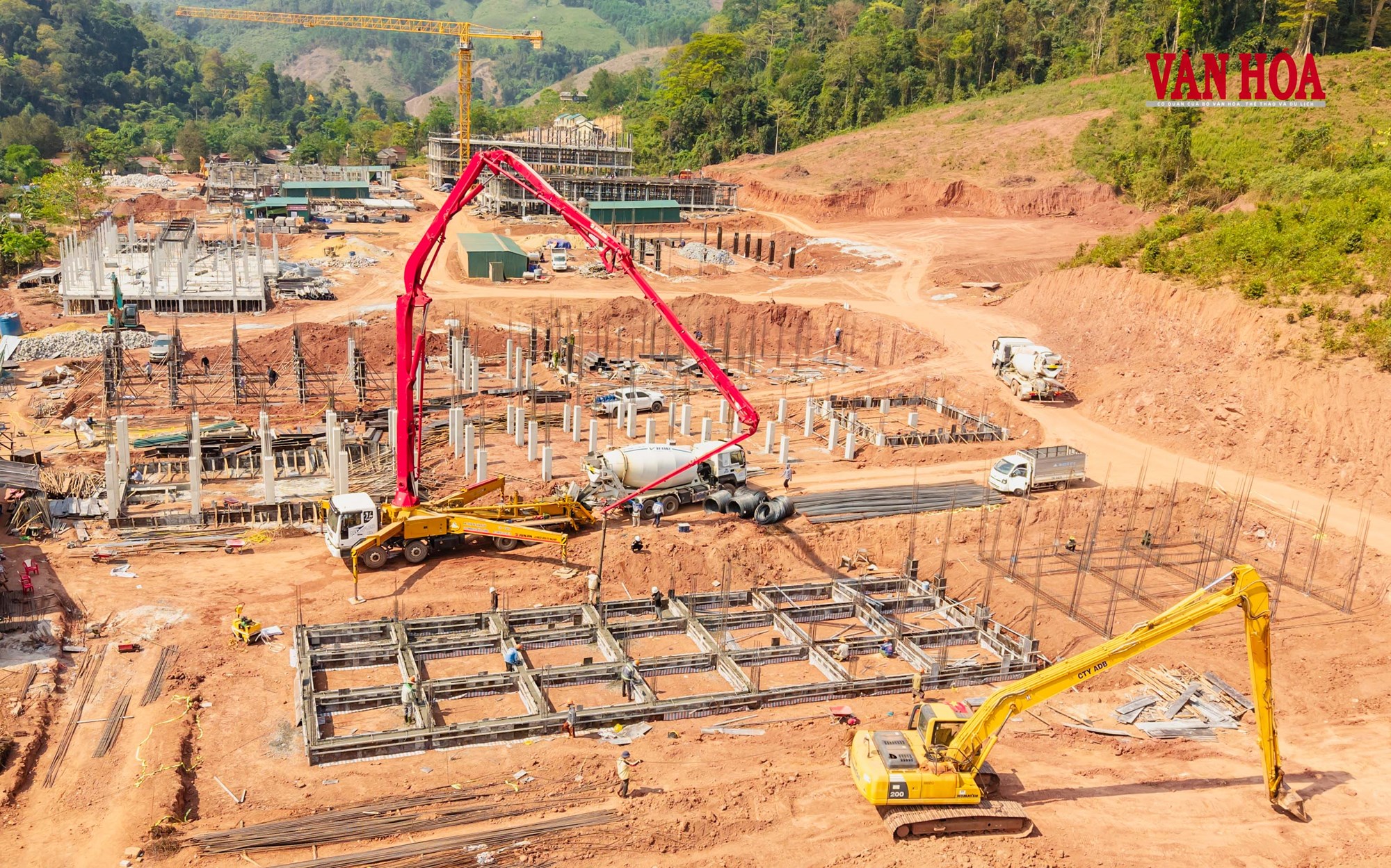 Nắng nóng bủa vây, công nhân vẫn bám công trường - ảnh 2