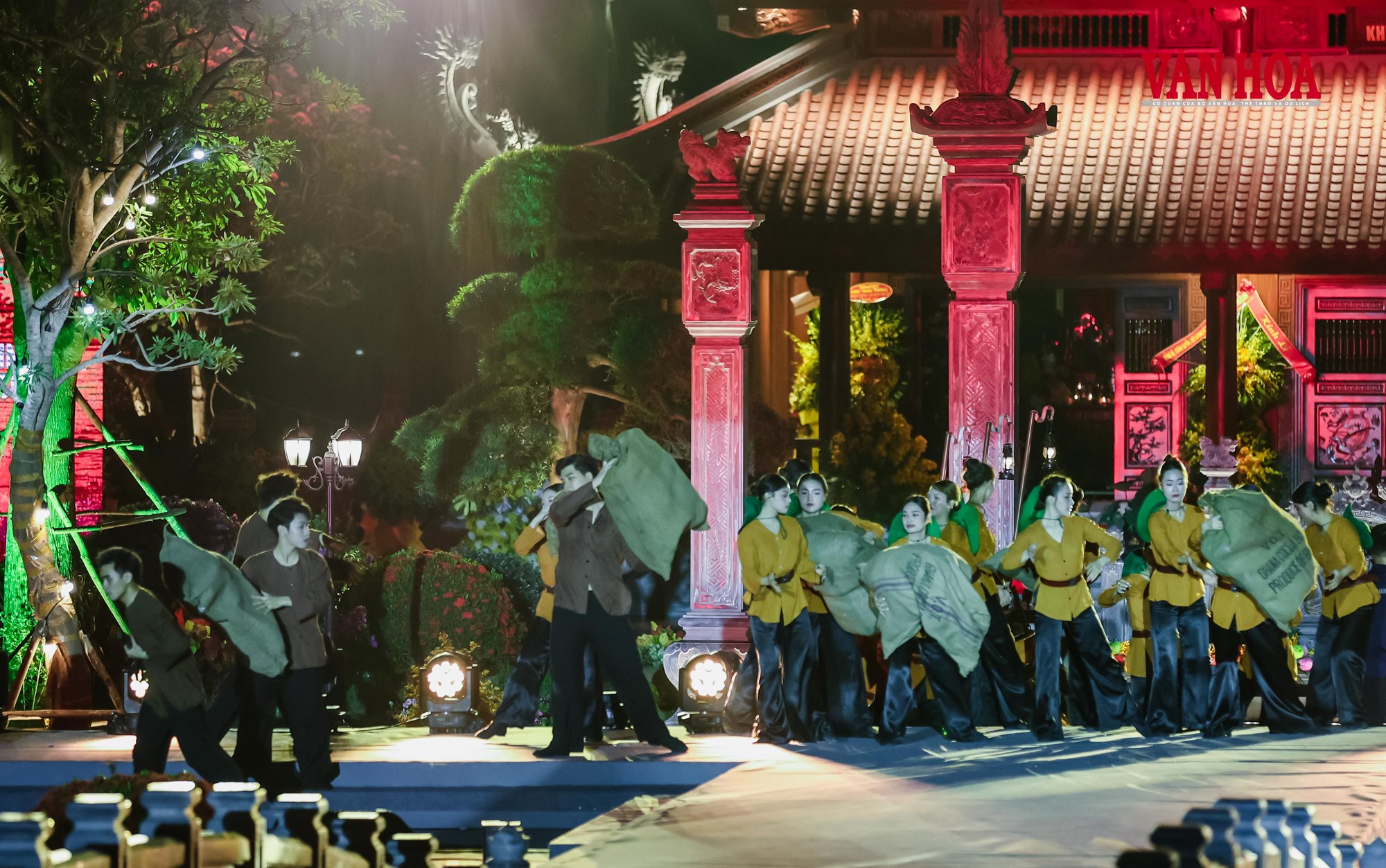 Xúc động với chương trình nghệ thuật “Bản hùng ca trên sông” - ảnh 4