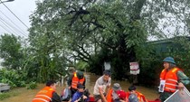 Lực lượng quân đội, công an dầm mình đưa người bệnh đi viện, sơ tán dân vùng ngập lũ