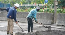 Khẩn trương “vá” ổ gà trên Quốc lộ 1A qua TP. Huế