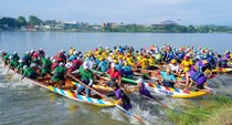 Rộn ràng đua ghe truyền thống trên sông Hương trong ngày Quốc khánh