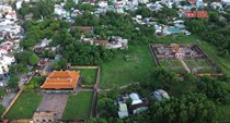 Người dân sống trong nhà xuống cấp chờ di dời khỏi di tích An Lăng