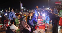 Nhộn nhịp chợ cá rạng sáng tại cảng Cửa Sót 
