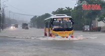 Đường ngập sâu, nhiều phương tiện chết máy tại Hà Tĩnh