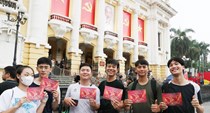 Khán giả rạng rỡ khi nhận được vé miễn phí sáng nay