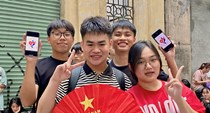 Tái hiện biển người xếp hàng chờ nhận vé