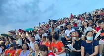 Khán giả nườm nượp đổ về Trung tâm Hội chợ Triển lãm Việt Nam, sẵn sàng bùng nổ cùng đêm nhạc đặc biệt "Tôi yêu Tổ quốc tôi"