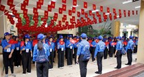 Các tình nguyện viên hào hứng hỗ trợ, tiếp sức các đoàn diễu binh, diễu hành phục vụ A80 từ sớm