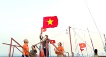 Trao tặng hàng nghìn lá cờ và sinh kế cho ngư dân, gia đình chính sách miền Trung