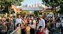 Trào lưu ông bà nuôi cháu ở đô thị: Cần một giải pháp cân bằng hơn