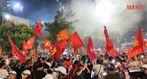 Biển người nhuộm đỏ đường phố mừng Việt Nam vô địch