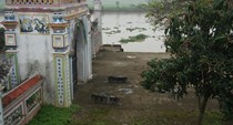 Đình Đông làng Lạc Khoái ngập sâu trong lũ sông Hoàng Long