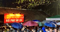 Hàng nghìn người dân đội mưa xuyên đêm chờ phát ấn đền Trần
