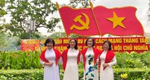 Người dân nô nức ra đường chào mừng ngày Quốc khánh 2.9