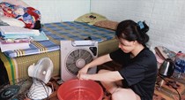 Sinh viên vật lộn với cái nóng trong phòng trọ ở Thái Nguyên